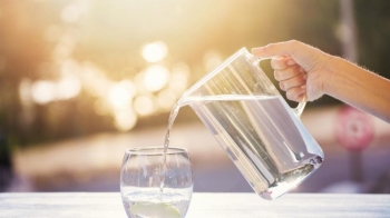 Eksperti tregon pse duhet të pini ujë të ngrohtë çdo mëngjes 