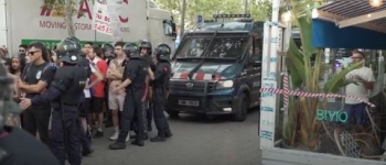 Protestuesit spërkasin turistët gjatë demonstratës kundër mbiturizmit në Barcelonë