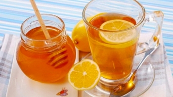Uji me limon dhe mjaltë, aleati juaj gjatë verës