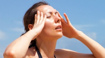 A mund të shkaktojë dielli dhimbje koke? 