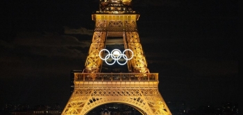Skena spektakolare e hënës që shkëlqeu nëpër rrathët olimpikë të Kullës Eifel