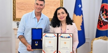 Presidentja Osmani ia dorëzon medaljen Presidenciale të Meritave rock grupit 
