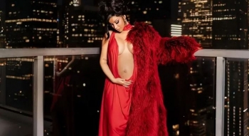 Cardi B zbulon shtatzëninë mes divorcit nga Offset