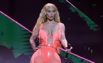 Iggy Azalea thotë se industria e muzikës është e mbushur me njerëz që urrejnë