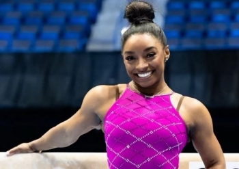 Sportistja Simone Biles ankohet për çmimin e shampanjës