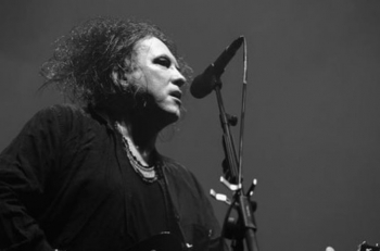 Çfarë e ndihmoi Robert Smith të përballonte pikëllimin e humbjes së anëtarëve të ngushtë të familjes ?