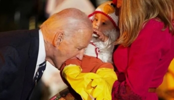 Biden kafshon fëmijët për Halloween! Merr kritika në rrjet