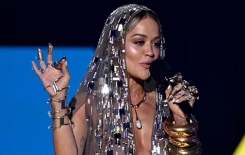 Rita Ora shkëlqen si prezantuese e ceremonisë së MTV EMA