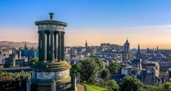 Edinburgh vendos taksa turistike për vizitorët që kalojnë natën aty