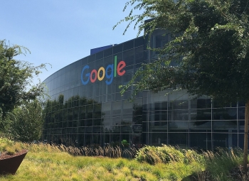 Google fshin premtimin se nuk do të përdorë teknologjinë AI për armë ose mbikëqyrje