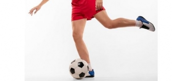 Gratë transgjinore do të ndalohen të luajnë në futbollin e femrave në Angli