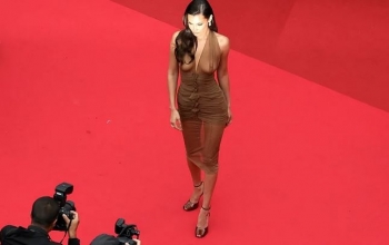 Cannes ndalon fustanet transparente dhe veshjet voluminoze në tapetin e kuq