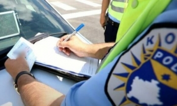 Policia jep detaje për gjobat e trafikut që po i dërgon me postë në adresë të pronarëve të automjeteve
