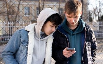 Gjysma e të rinjve në botë do preferonin një botë pa internet 