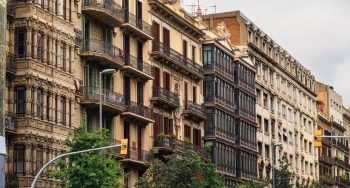 Spanja urdhëron Airbnb të largojë 66 mijë lista me banesa turistike