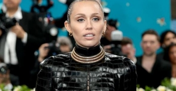 Miley Cyrus rrëfen se si ndryshoi jeta e saj pasi hoqi dorë nga alkooli dhe droga
