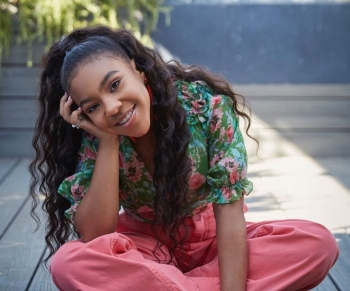 Ylli i “Stranger Things”, Priah Ferguson diplomohet në shkollën e mesme