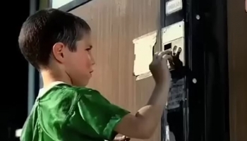 Pepsi dhe djaloshi me Coca-Cola: Reklama që ka bërë histori me guxim dhe humor