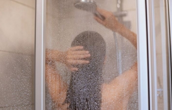 Brazilianët bëjnë dush mesatarisht 14 herë në javë