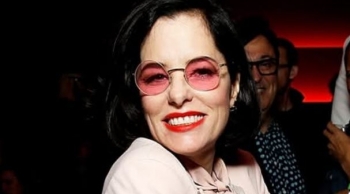 Parker Posey: Nga “Mbretëresha e Indie” në sfidat e Hollivudit