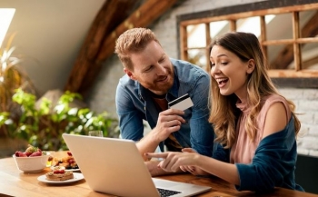 Çiftet moderne po ndajnë qiranë 50/50 – barazi apo presion financiar?
