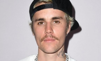 Justin Bieber rrëfehet për betejën me zemërimin dhe ndjesinë e “thyerjes”, ndërsa feston Ditën e Babait