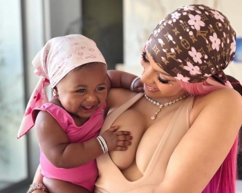 Cardi B publikon për herë të parë fotot e vajzës së saj të vogël, Blossom