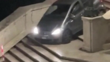 I moshuari mbeti i bllokuar teksa provoi të ecte me makinën e tij poshtë shkallëve në Romë