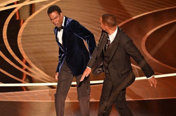  Will Smith përballet sërish me Chris Rock në një rep freestyle të ashpër, duke rikujtuar skandalin e shuplakës në ‘Oscar’ 