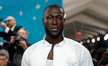 Moment i papritur dhe qesharak mes yjeve - Helen Mirren shpëton Stormzy-n nga një bletë në finalen e Wimbledon 
