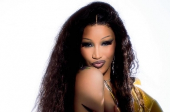 Cardi B paditet për sulm dhe dhunë pas incidentit të famshëm me mikrofon në Las Vegas