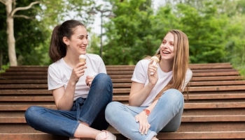 Shoqet ndihmojnë në uljen e stresit, thotë një studim