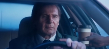 Liam Neeson rikthen humorin në The Naked Gun të ri