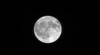 NASA kap pamje të rrallë të anës së padukshme të Hënës përballë Tokës