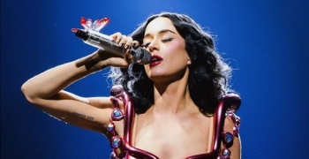 Katy Perry lutet për fansen që humbi ndjenjat në skenë