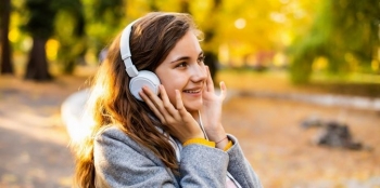 A e dini se?  Muzika e adoleshencës lë gjurmë të forta emocionale