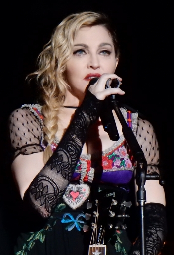 Madonna i kërkon Papa Leos të vizitojë Gazën 'para se të jetë tepër vonë'
