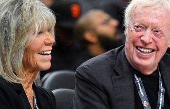 Bashkëthemeluesi i Nike, Phil Knight, dhe bashkëshortja e tij dhurojnë 2 miliardë dollarë për luftën kundër kancerit