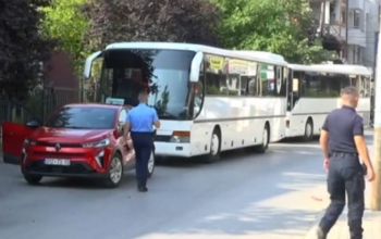 Transportuesit protestojnë para Komunës së Prishtinës