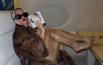 Kim Kardashian promovon maskën e re të fytyrës nga Skims gjatë fluturimit për në Kore