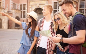 Evropa përballet me krizën e mbiturizmit: kur qytetet nuk janë më për banorët, por për turistët