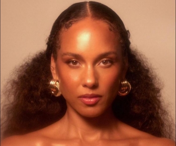 Alicia Keys feston 20 vjetorin e performancës së saj ikonike në MTV 