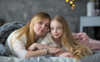 Studim i ri: Vajzat e mëdha në familje mbajnë barrën më të rëndë emocionale