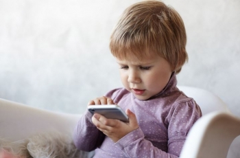 Shumë adoleshentë po përdorin shokët virtualë AI, por ekspertët paralajmërojnë për rreziqet