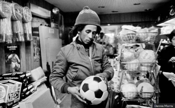 Ekspozitë e madhe në Londër për fotografin që nisi karrierën duke braktisur shkollën për Bob Marley