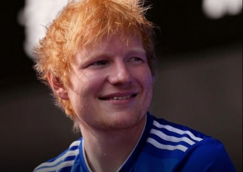 Ed Sheeran sqaron thashethemet: Nuk po largohem nga Anglia, thjesht po shkoj në turne në SHBA 