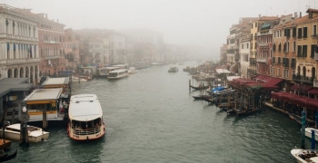 Çift britanik dhe rumun dëbohen nga Venecia për larje në Kanalin e Madh