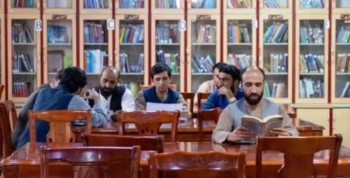 Talebanët largojnë librat e grave dhe 18 lëndë universitare në Afganistan