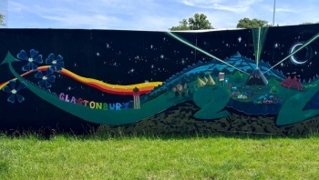 Glastonbury Festival kthehet në vitin 2027 pas një pauze për tokën dhe komunitetin