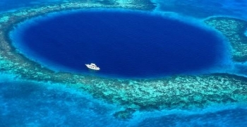 “The Great Blue Hole” – Mrekullia blu në zemër të Karaibeve 
